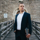 Sanel Redžić, klasična gitara & Andrea Nikolić, violina